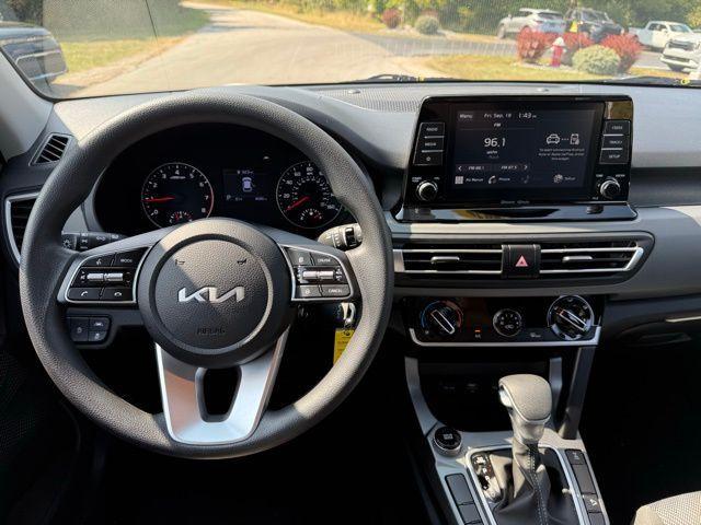 Photo of 2023 Snow White Pearl Kia Seltos