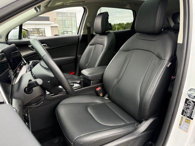 Photo of 2025 Glacial White Pearl Kia Sportage