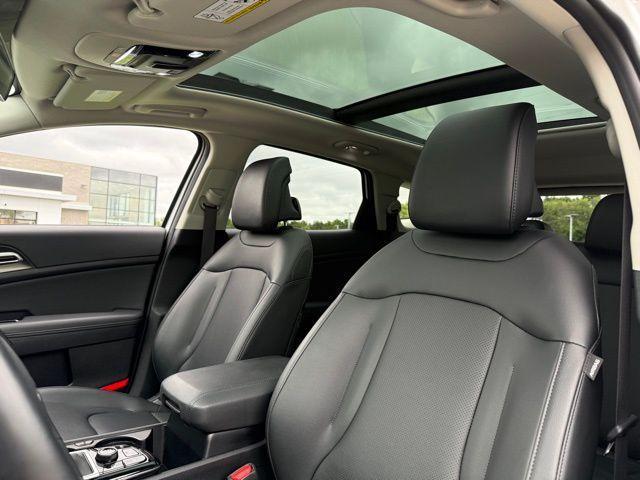 Photo of 2025 Glacial White Pearl Kia Sportage