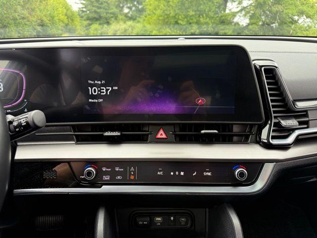 Photo of 2025 Glacial White Pearl Kia Sportage
