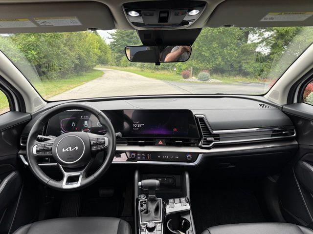 Photo of 2025 Glacial White Pearl Kia Sportage