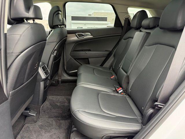 Photo of 2025 Glacial White Pearl Kia Sportage