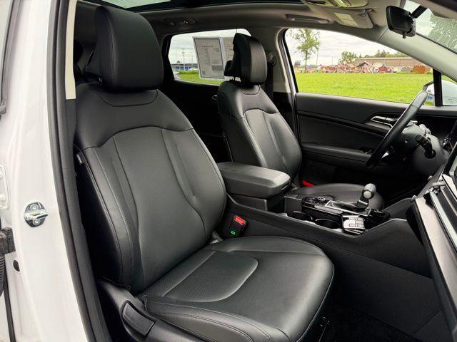 Photo of 2025 Glacial White Pearl Kia Sportage