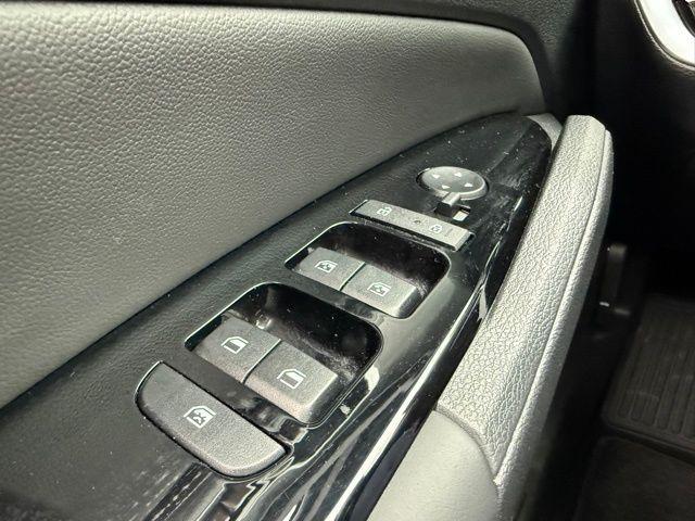 Photo of 2025 Glacial White Pearl Kia Sportage