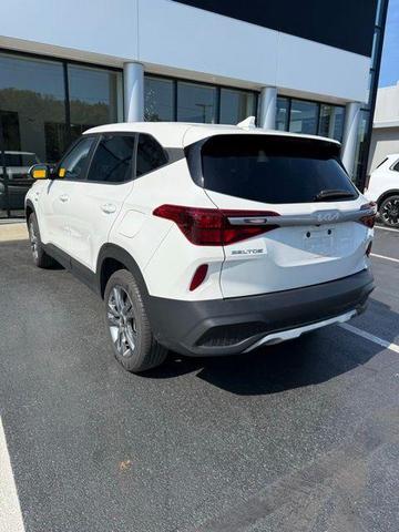 Photo of 2023 Snow White Pearl Kia Seltos