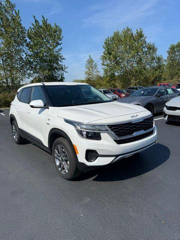 Photo of 2023 Snow White Pearl Kia Seltos