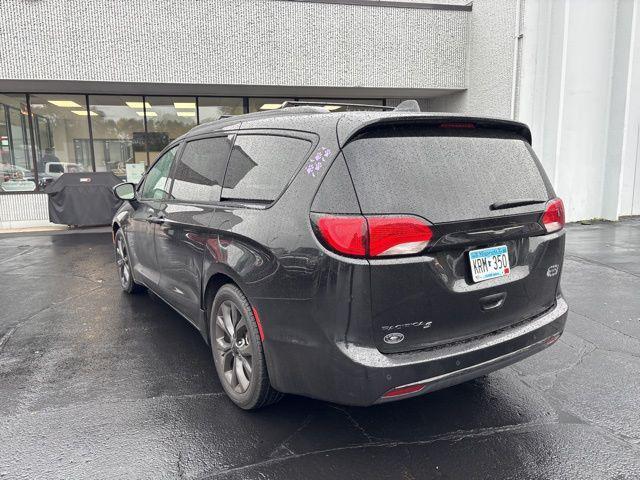 Photo of 2018 Brilliant Black Crystal Pearlcoat Chrysler Pacifica