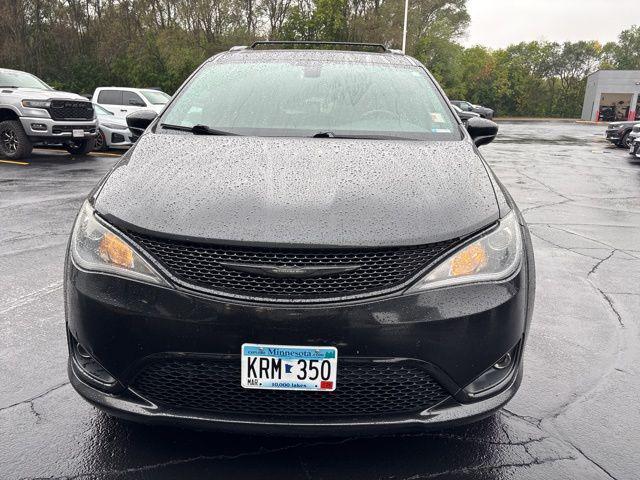 Photo of 2018 Brilliant Black Crystal Pearlcoat Chrysler Pacifica