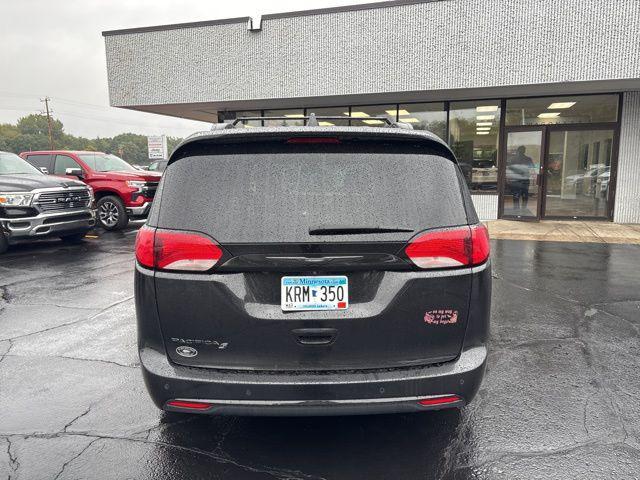 Photo of 2018 Brilliant Black Crystal Pearlcoat Chrysler Pacifica