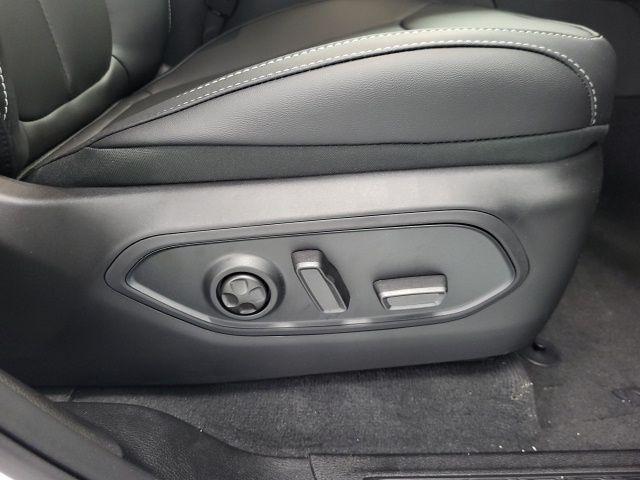 Photo of 2025 Diamond Black Crystal Pearlcoat Jeep Grand Cherokee