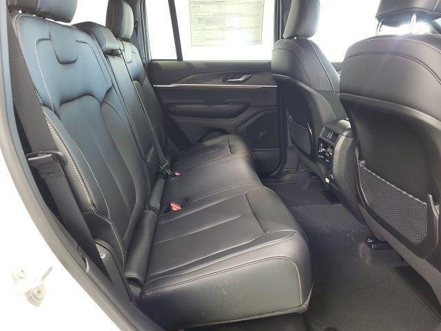 Photo of 2025 Diamond Black Crystal Pearlcoat Jeep Grand Cherokee