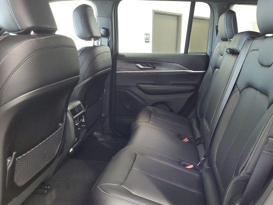 Photo of 2025 Diamond Black Crystal Pearlcoat Jeep Grand Cherokee