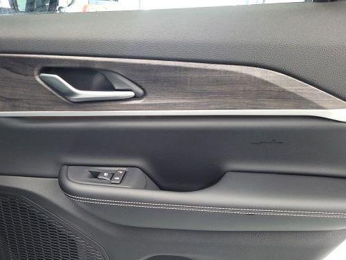 Photo of 2025 Diamond Black Crystal Pearlcoat Jeep Grand Cherokee