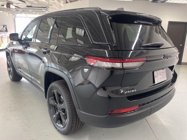 Photo of 2025 Diamond Black Crystal Pearlcoat Jeep Grand Cherokee