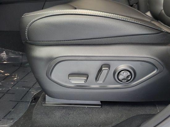 Photo of 2025 Diamond Black Crystal Pearlcoat Jeep Grand Cherokee