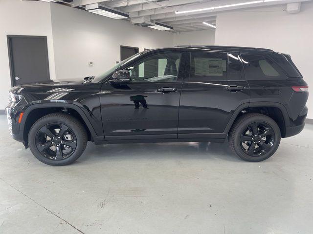 Photo of 2025 Diamond Black Crystal Pearlcoat Jeep Grand Cherokee