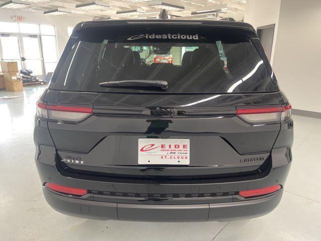 Photo of 2025 Diamond Black Crystal Pearlcoat Jeep Grand Cherokee