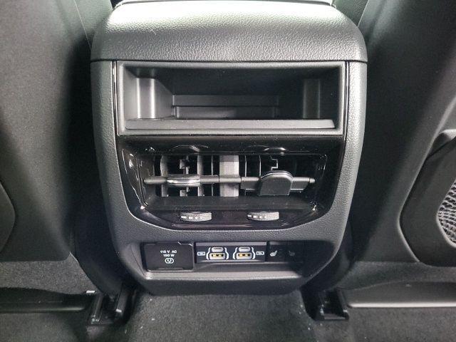 Photo of 2025 Diamond Black Crystal Pearlcoat Jeep Grand Cherokee