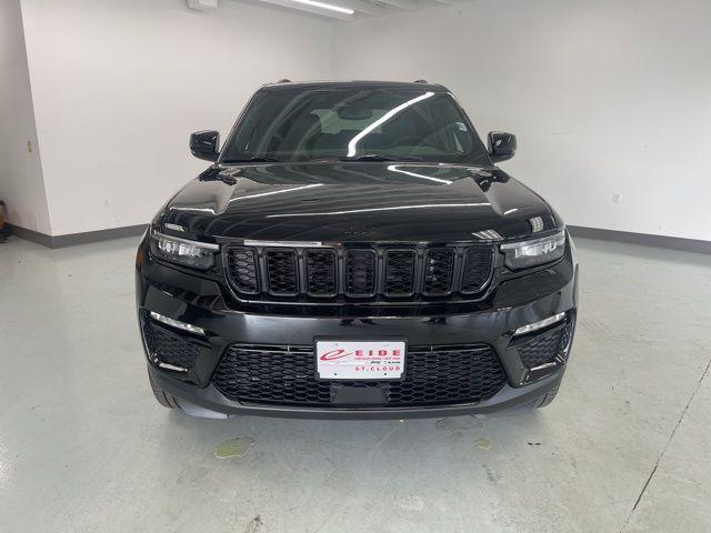 Photo of 2025 Diamond Black Crystal Pearlcoat Jeep Grand Cherokee