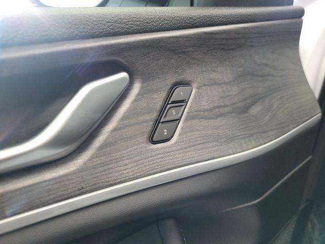 Photo of 2025 Diamond Black Crystal Pearlcoat Jeep Grand Cherokee