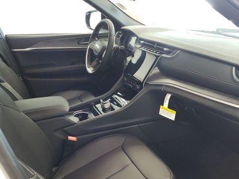 Photo of 2025 Diamond Black Crystal Pearlcoat Jeep Grand Cherokee
