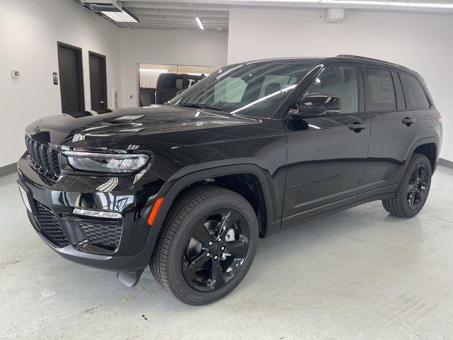 Photo of 2025 Diamond Black Crystal Pearlcoat Jeep Grand Cherokee