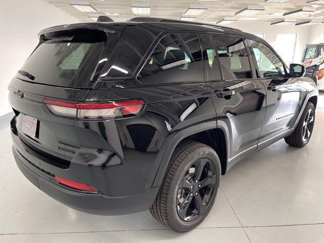 Photo of 2025 Diamond Black Crystal Pearlcoat Jeep Grand Cherokee