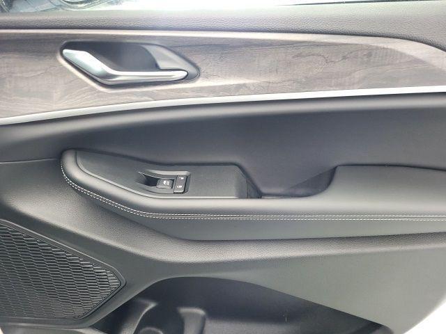 Photo of 2025 Diamond Black Crystal Pearlcoat Jeep Grand Cherokee