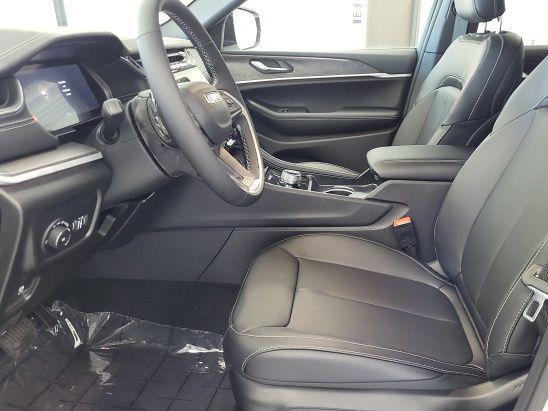 Photo of 2025 Diamond Black Crystal Pearlcoat Jeep Grand Cherokee