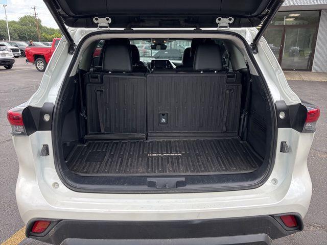 Photo of 2021 Blizzard Pearl Toyota Highlander