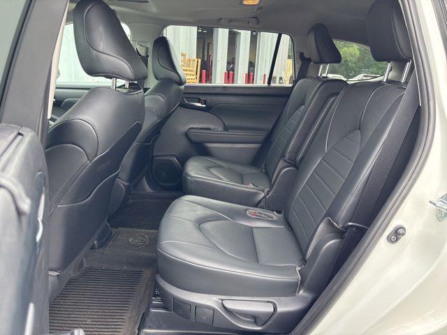 Photo of 2021 Blizzard Pearl Toyota Highlander
