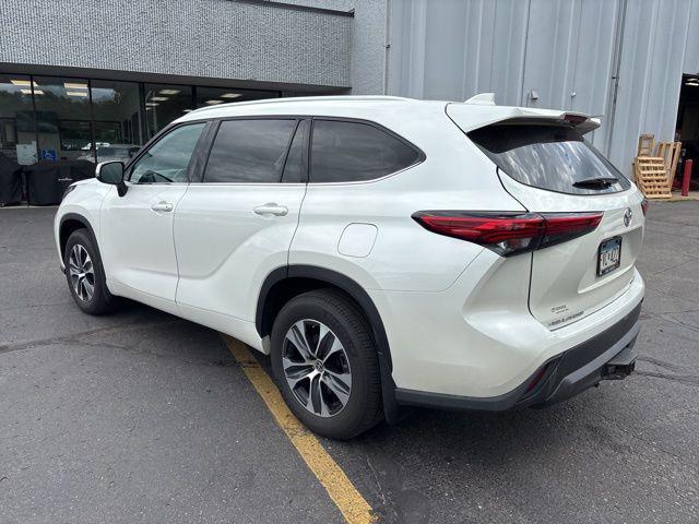 Photo of 2021 Blizzard Pearl Toyota Highlander