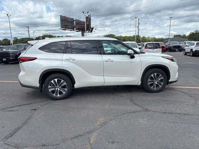 Photo of 2021 Blizzard Pearl Toyota Highlander
