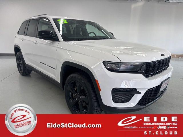 Photo of 2022 Bright White Clearcoat Jeep Grand Cherokee