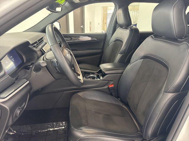 Photo of 2022 Bright White Clearcoat Jeep Grand Cherokee
