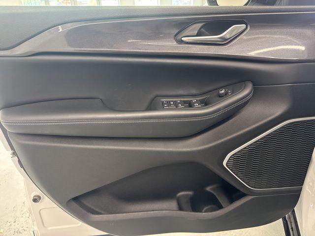 Photo of 2022 Bright White Clearcoat Jeep Grand Cherokee