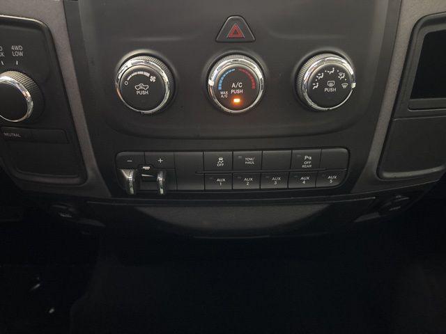 Photo of 2018 Brilliant Black Crystal Pearlcoat RAM 2500
