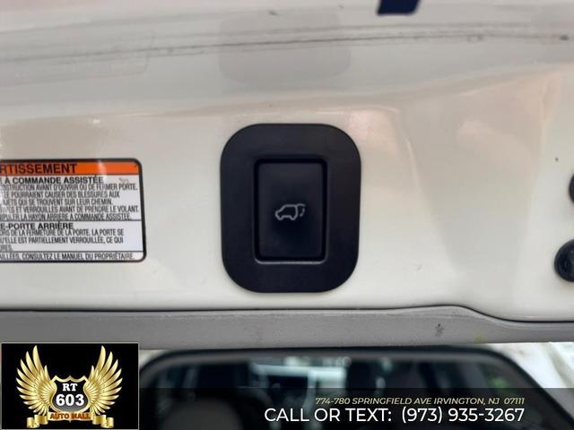Photo of 2015 Blizzard Pearl Toyota Sienna