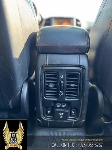 Photo of 2017 Diamond Black Crystal Pearlcoat Jeep Grand Cherokee