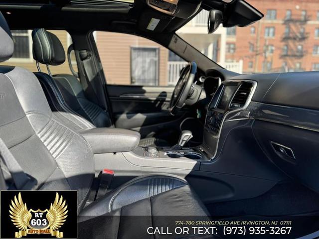 Photo of 2017 Diamond Black Crystal Pearlcoat Jeep Grand Cherokee