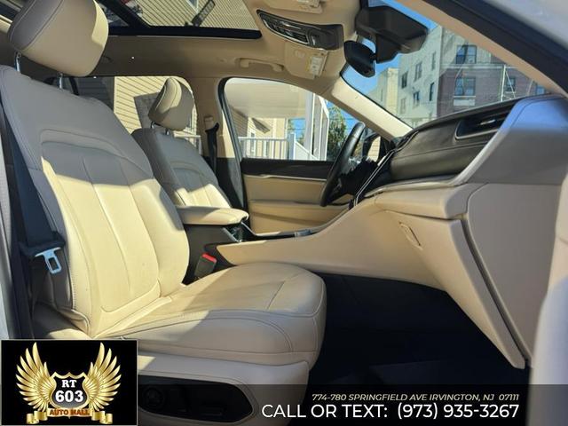 Photo of 2022 Bright White Clearcoat Jeep Grand Cherokee L