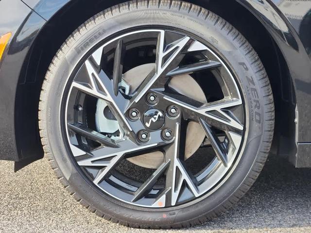 Photo of 2025 Aurora Black Pearl Kia K5