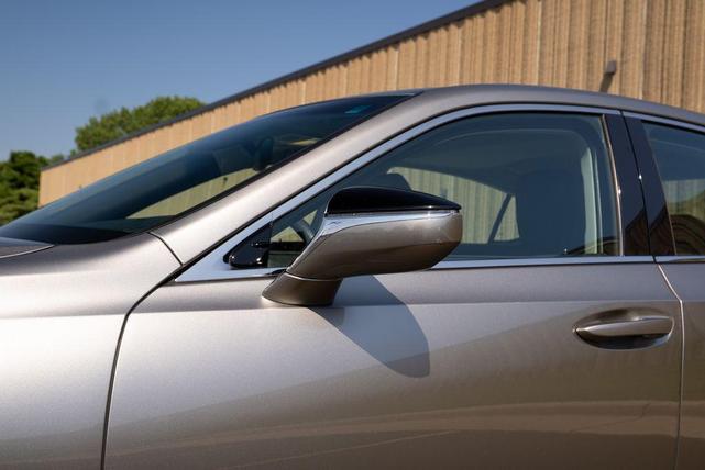 Photo of 2021 Atomic Silver Lexus ES 350