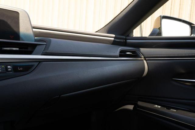 Photo of 2021 Atomic Silver Lexus ES 350