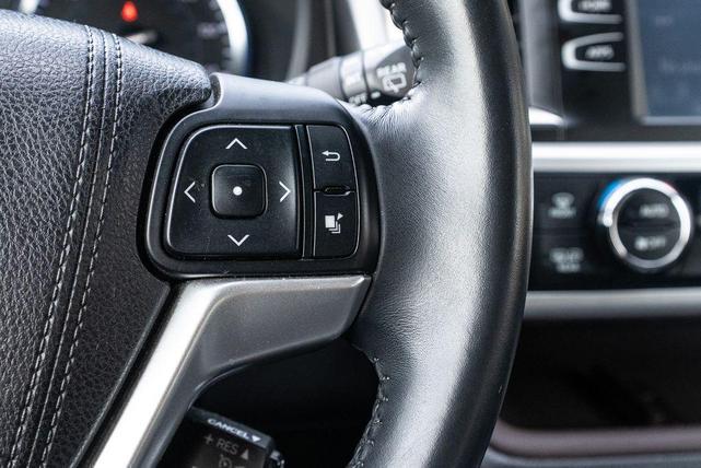 Photo of 2016 Midnight Black Metallic Toyota Highlander