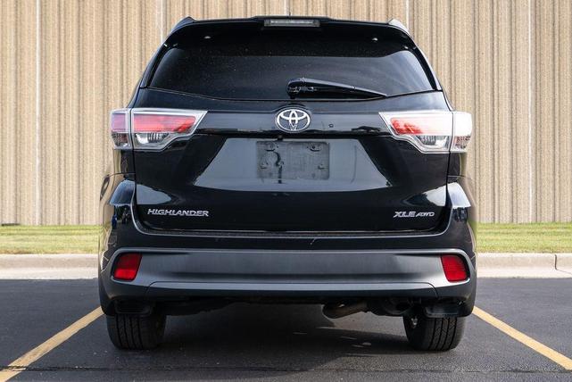 Photo of 2016 Midnight Black Metallic Toyota Highlander