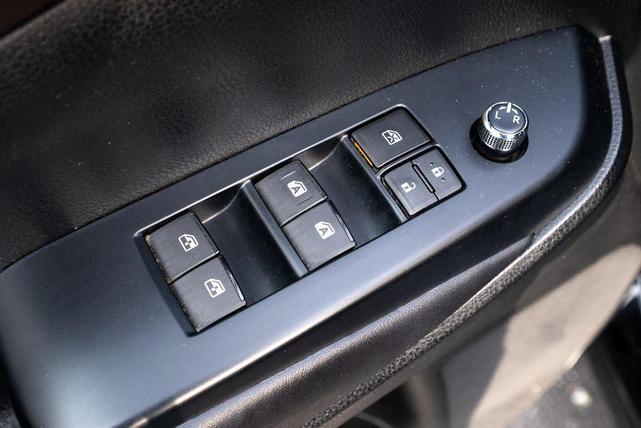 Photo of 2016 Midnight Black Metallic Toyota Highlander
