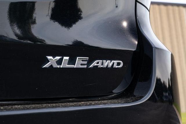 Photo of 2016 Midnight Black Metallic Toyota Highlander