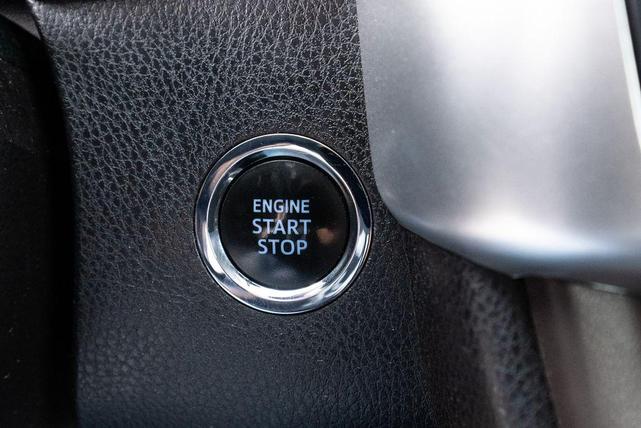 Photo of 2016 Midnight Black Metallic Toyota Highlander