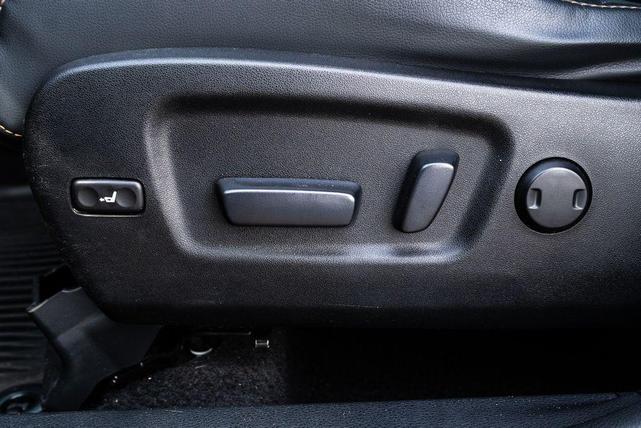 Photo of 2016 Midnight Black Metallic Toyota Highlander